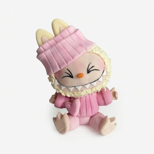 Фигурка из мастики "Лабубу в розовом свитере" 