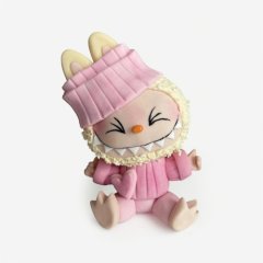 Фигурка из мастики "Лабубу в розовом свитере" 
